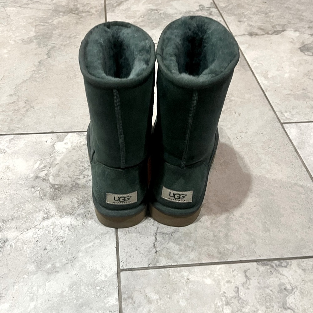 UGG Suede Forest Green Classic Short Boot Sheepskin Lined Women's Size 7  NWOT